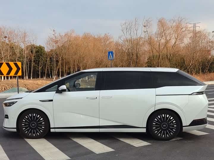 Фото 3 - XPeng X9