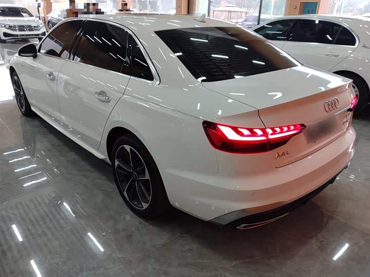 Фото 5 - Audi A4L