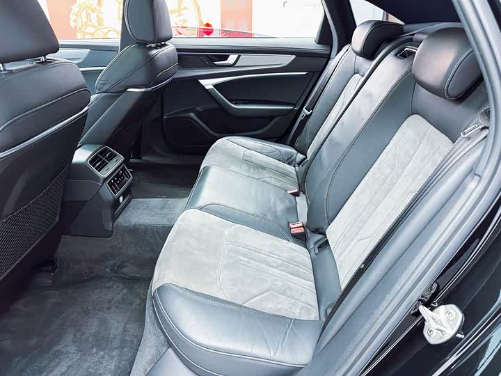 Фото 9 - Audi A6L