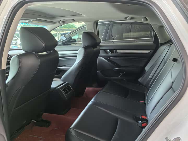 Фото 9 - Honda Accord