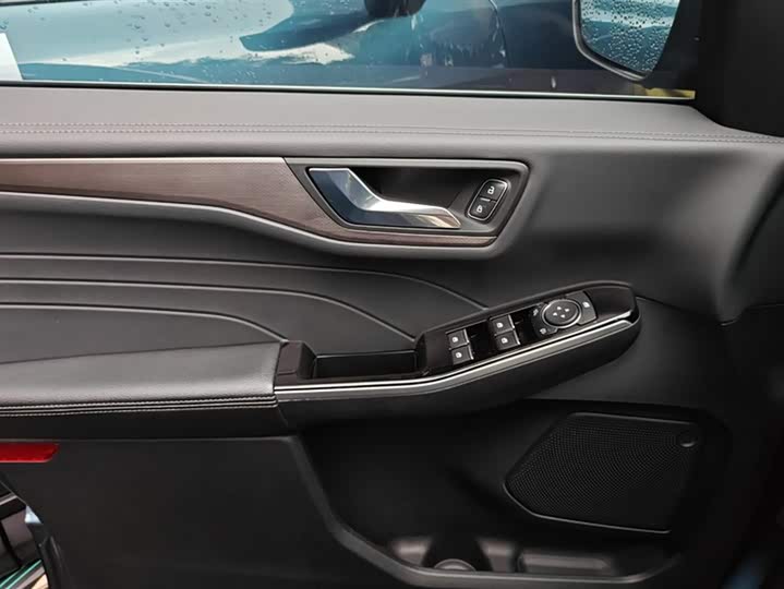 Фото 7 - Ford Escape