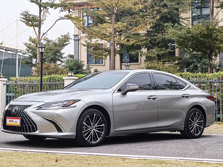 Фото 1 - Lexus ES