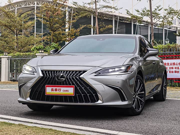 Фото 3 - Lexus ES