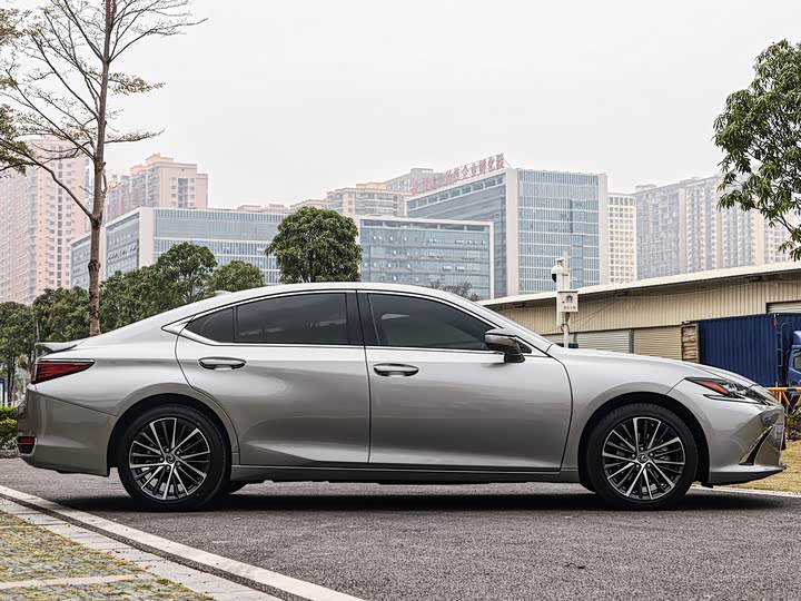 Фото 6 - Lexus ES