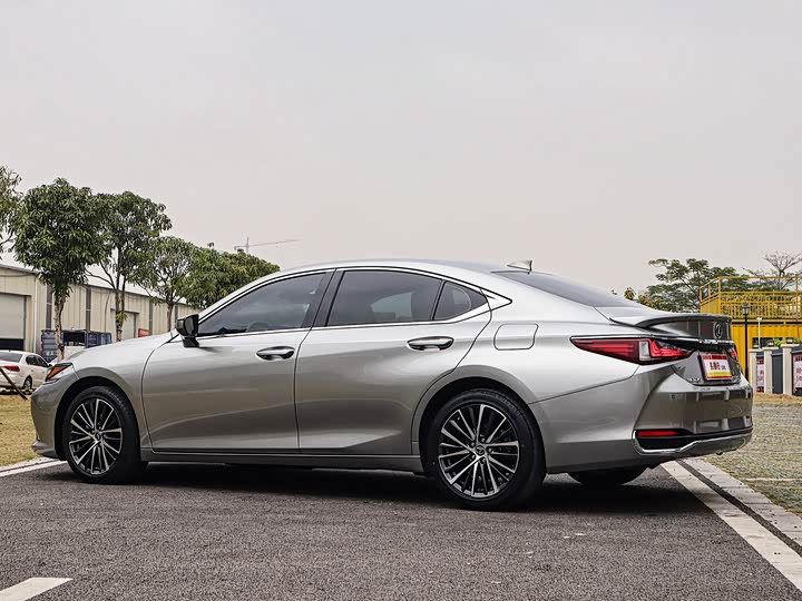 Фото 7 - Lexus ES