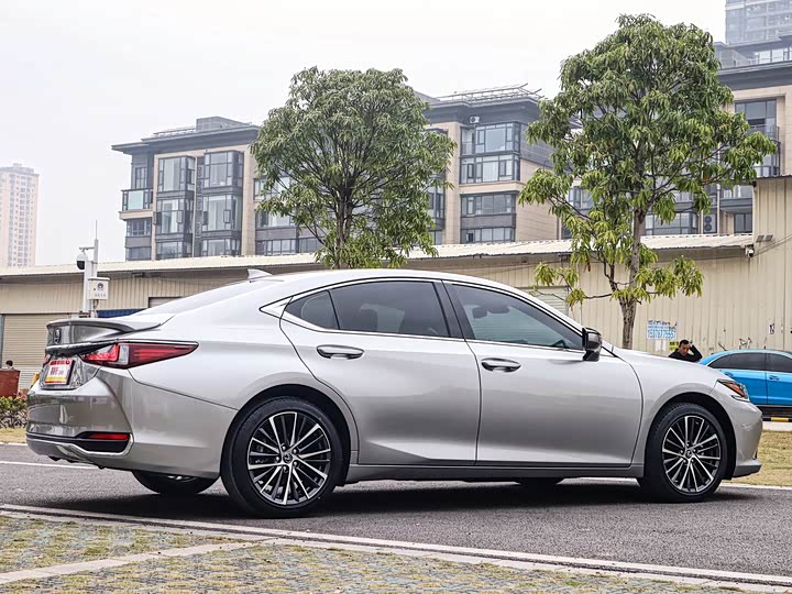 Фото 8 - Lexus ES