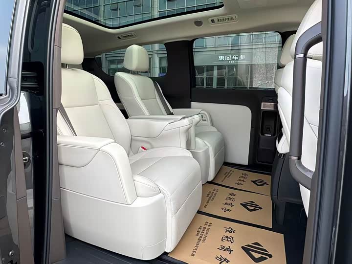 Фото 9 - LiXiang Mega