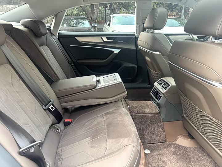 Фото 5 - Audi A7L