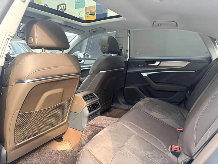 Фото 7 - Audi A7L