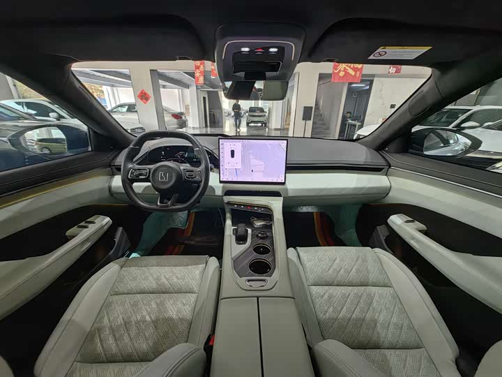 Фото 7 - Zeekr 001