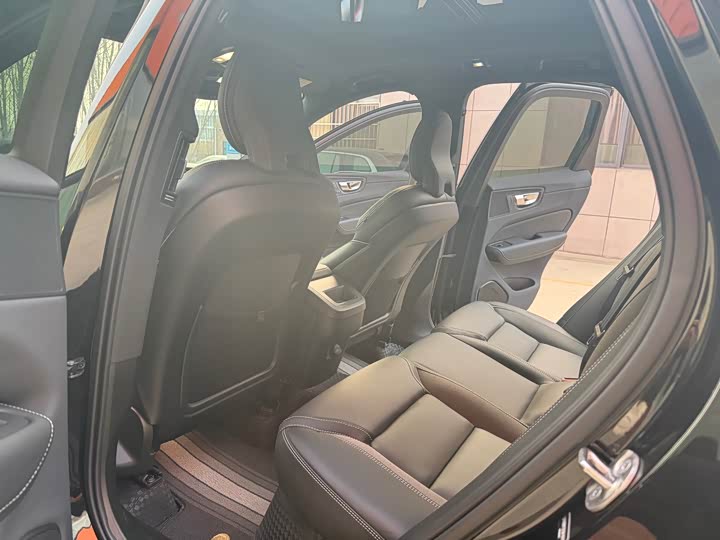 Фото 8 - Volvo XC60