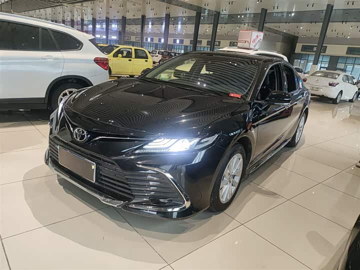 Фото 2 - Toyota Camry