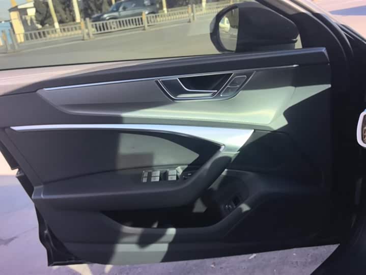 Фото 7 - Audi A6L