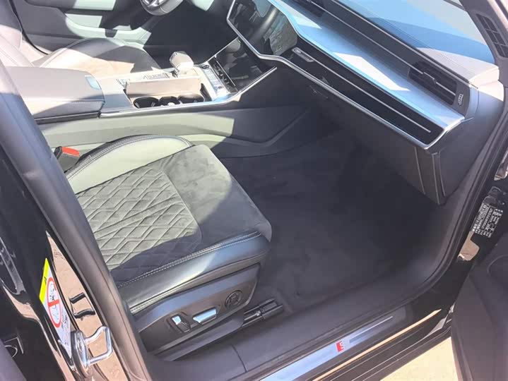 Фото 8 - Audi A6L