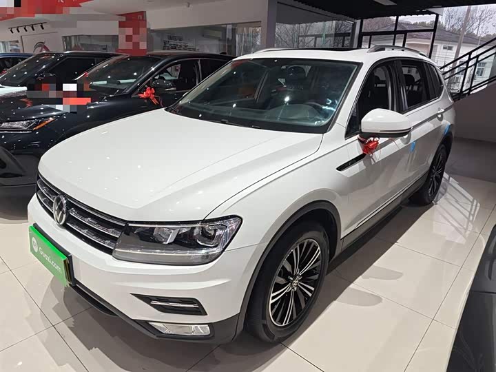Фото 1 - Volkswagen Tiguan L Pro