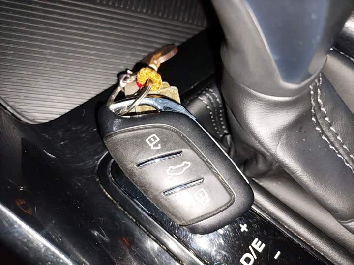 Фото 9 - Roewe i5