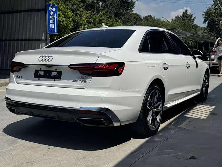 Фото 4 - Audi A4L