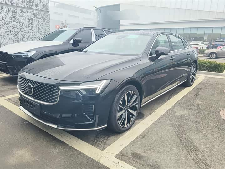 Фото 1 - Volvo S90