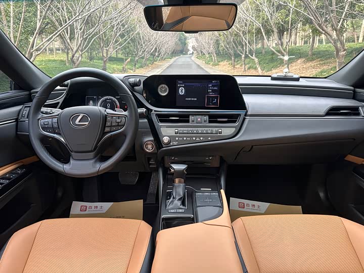 Фото 8 - Lexus ES