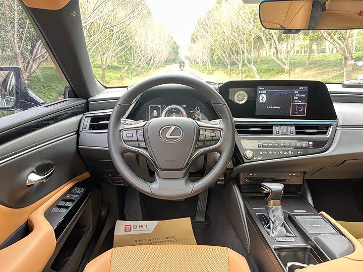 Фото 9 - Lexus ES