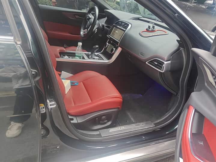 Фото 8 - Jaguar XE L