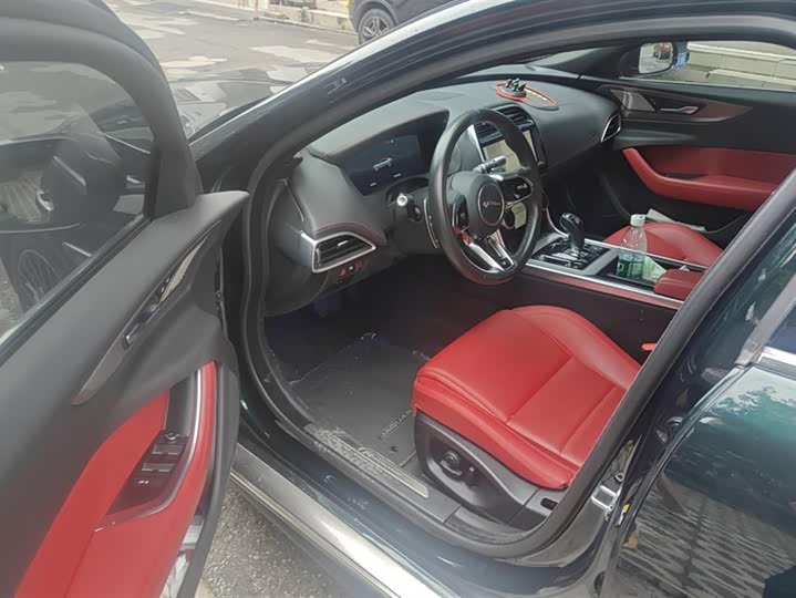 Фото 9 - Jaguar XE L