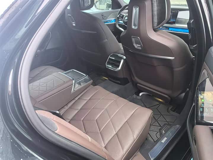 Фото 3 - BMW 7 Series