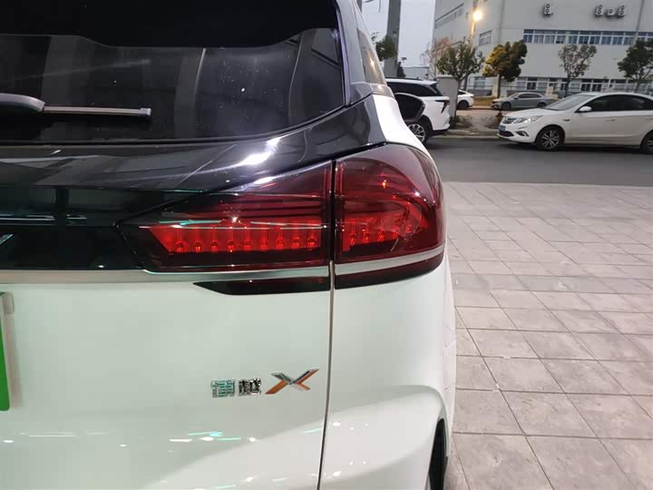 Фото 8 - Geely Atlas