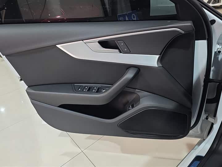 Фото 7 - Audi A4L