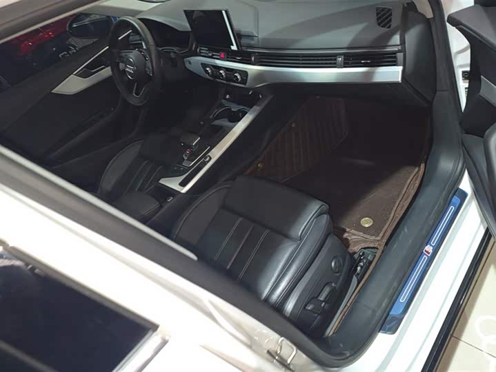 Фото 8 - Audi A4L