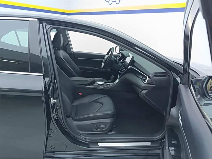 Фото 8 - Toyota Camry