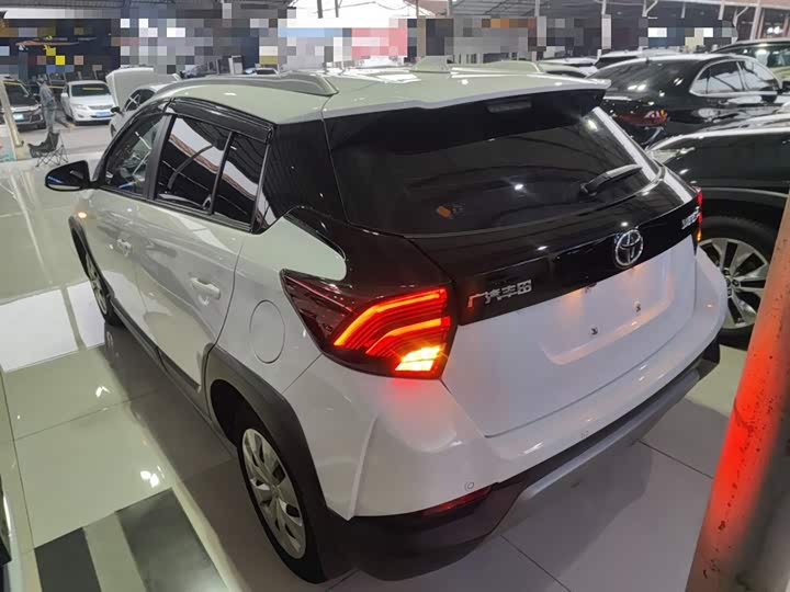 Фото 5 - Toyota Yaris L Hatchback