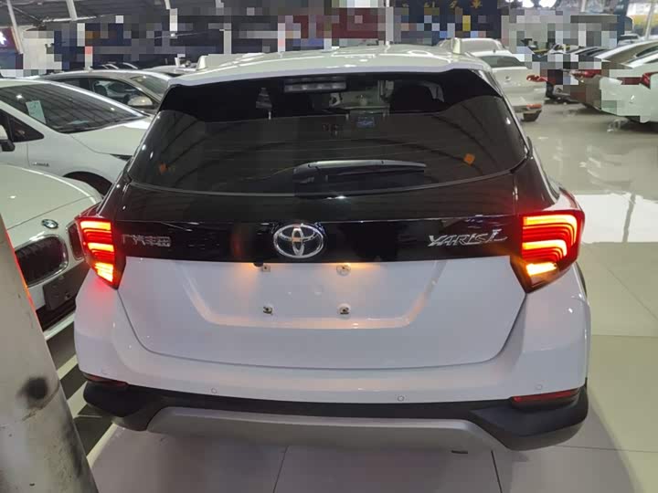 Фото 6 - Toyota Yaris L Hatchback