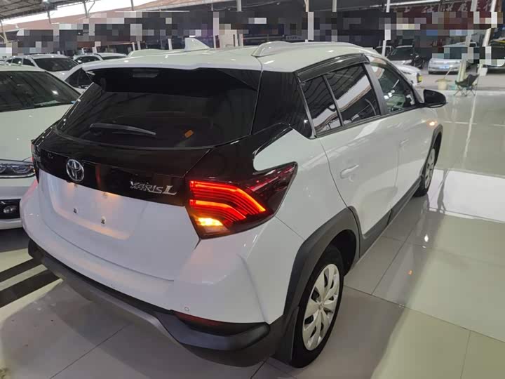 Фото 7 - Toyota Yaris L Hatchback