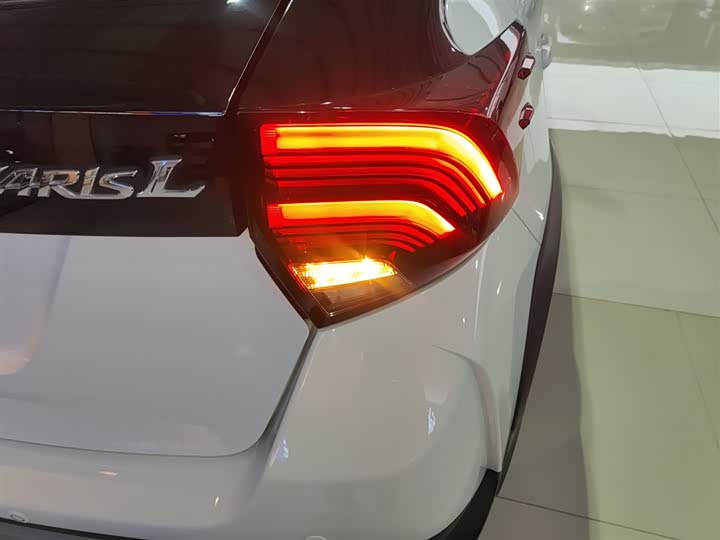 Фото 8 - Toyota Yaris L Hatchback