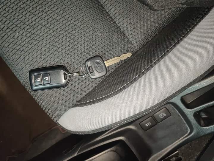 Фото 9 - Toyota Yaris L Hatchback