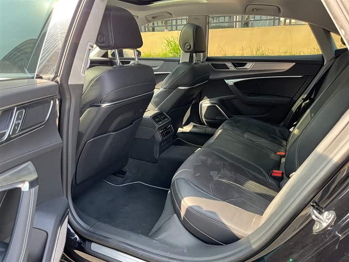 Фото 7 - Audi A7L