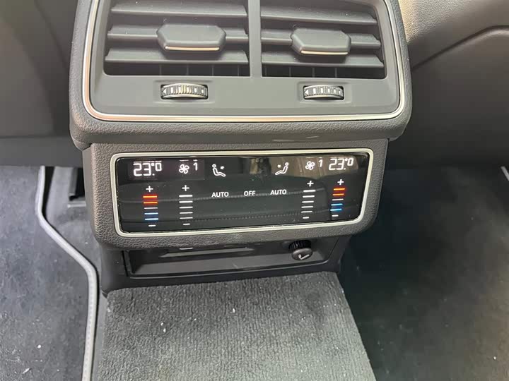 Фото 8 - Audi A7L