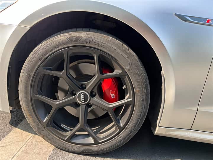 Фото 9 - Audi A7L