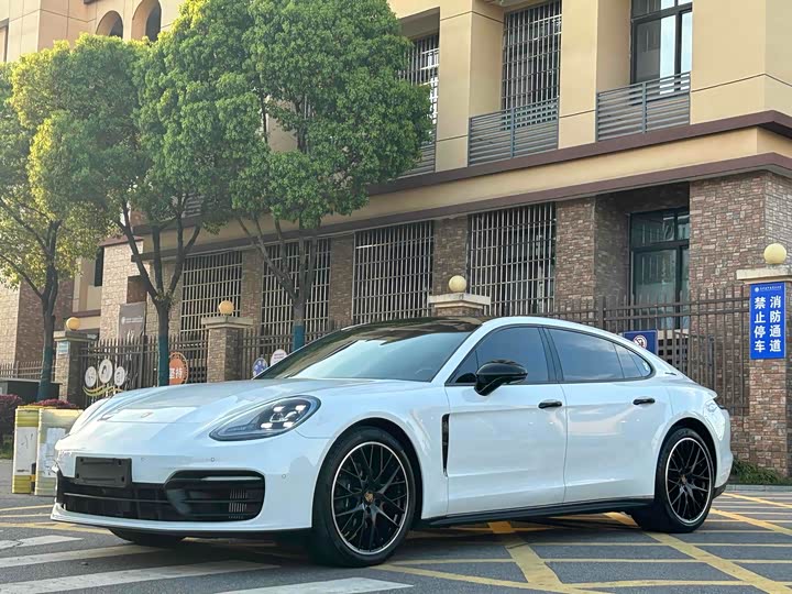Фото 1 - Porsche Panamera