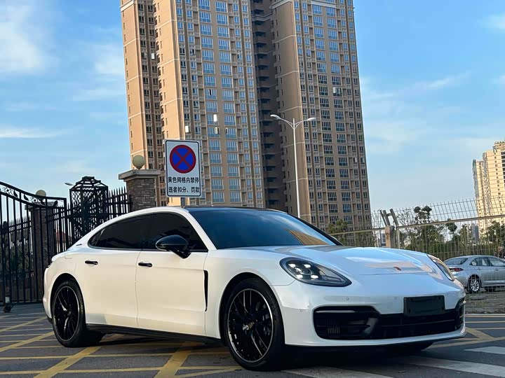 Фото 2 - Porsche Panamera