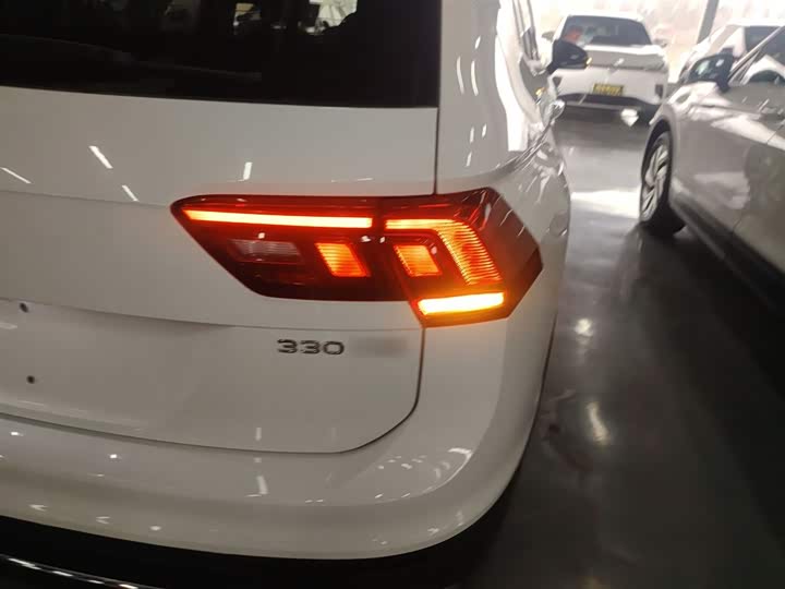 Фото 8 - Volkswagen Tiguan L Pro