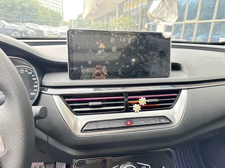 Фото 7 - Hongqi H5