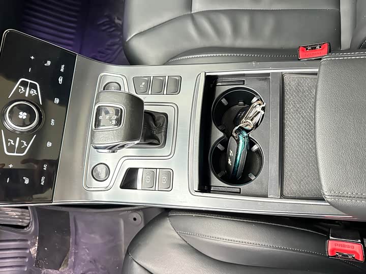 Фото 8 - Hongqi H5