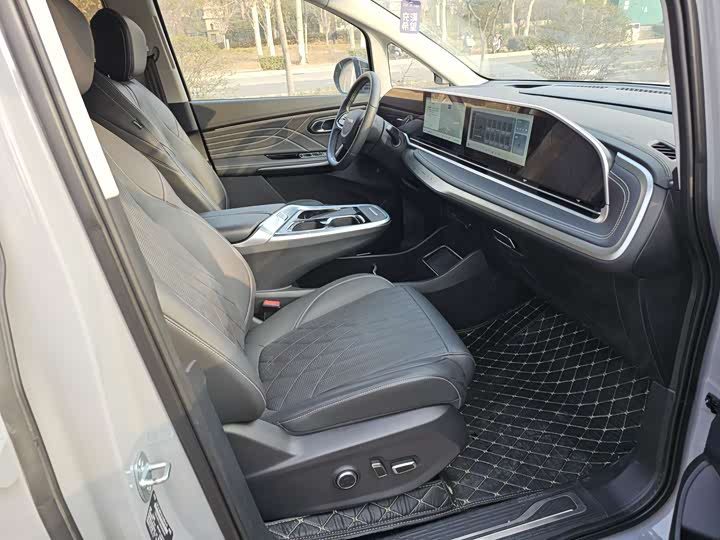 Фото 7 - Maxus G90