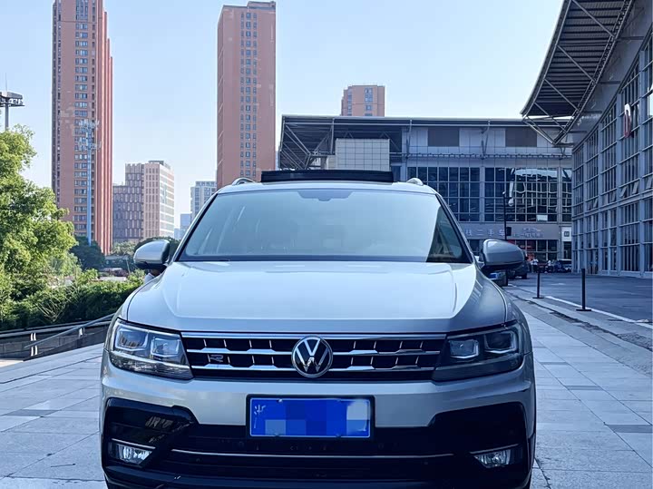 Фото 2 - Volkswagen Tiguan L Pro