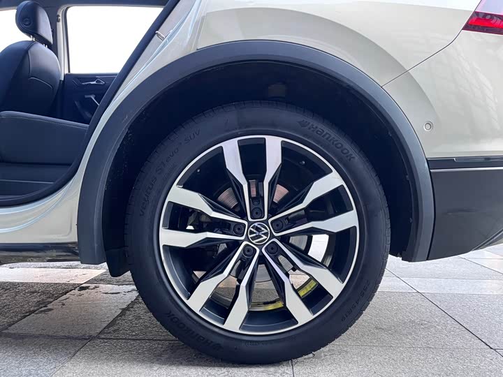 Фото 8 - Volkswagen Tiguan L Pro