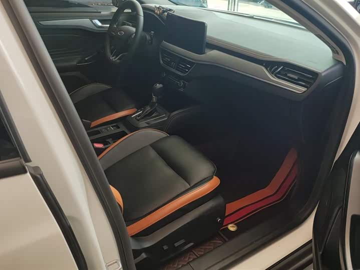 Фото 8 - Ford Focus