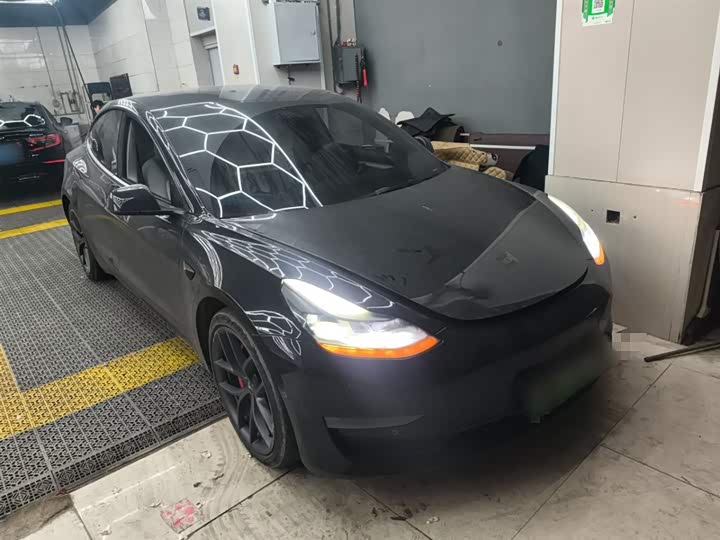 Фото 4 - Tesla Model 3