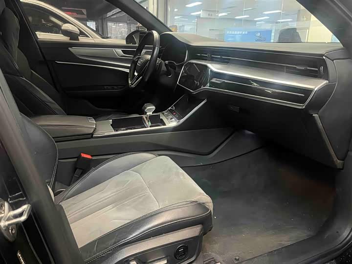 Фото 6 - Audi A6L